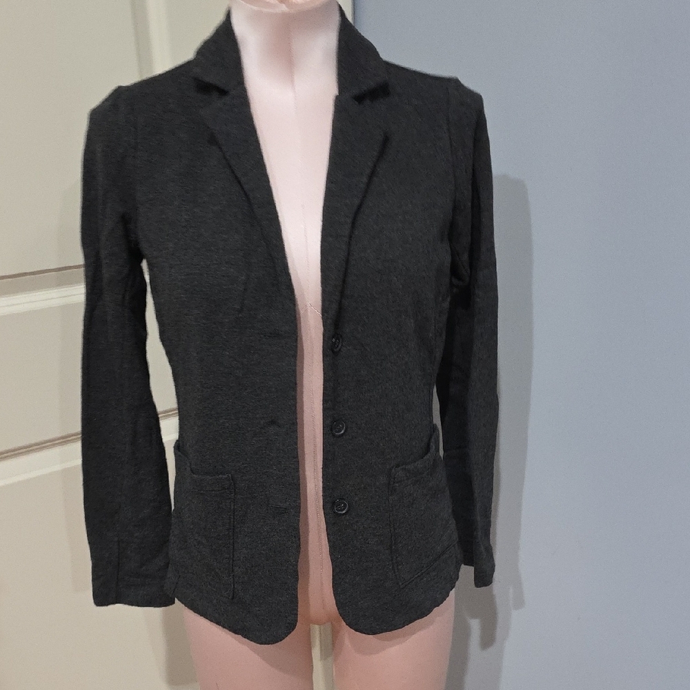 Tahari Gray Blazer with Notched Lapels and Tailored Silhouette